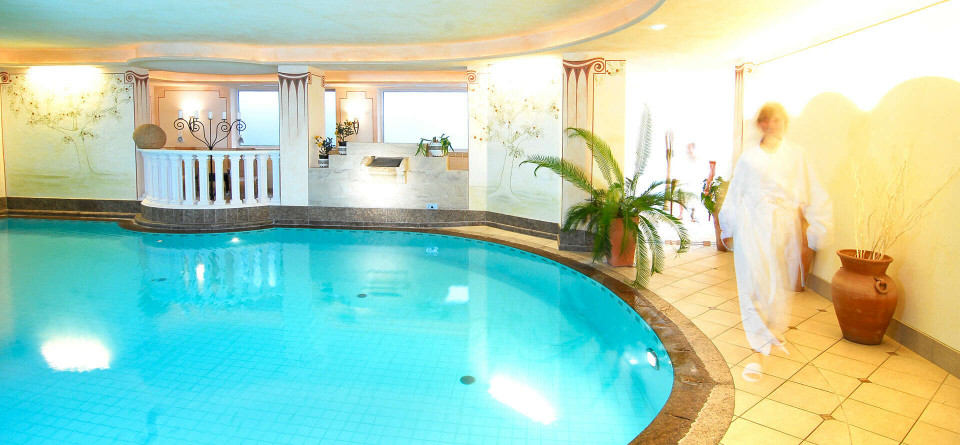 Indoor pool with integrated whirlpool